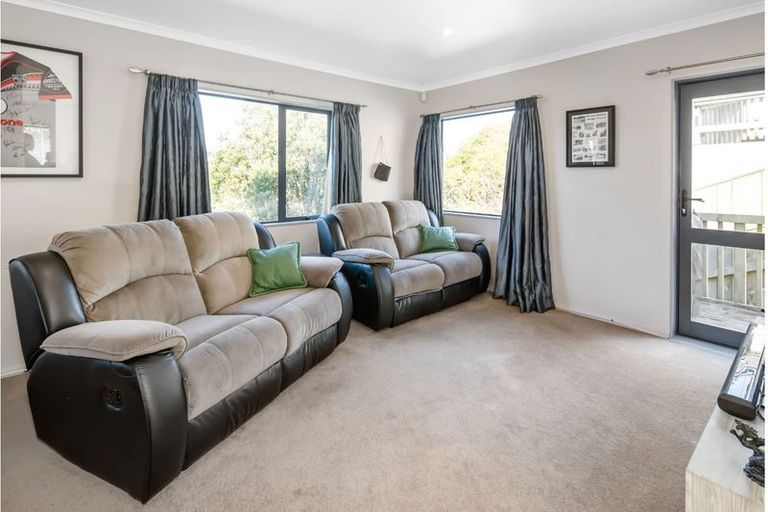 Photo of property in 29 Stewart Drive, Newlands, Wellington, 6037