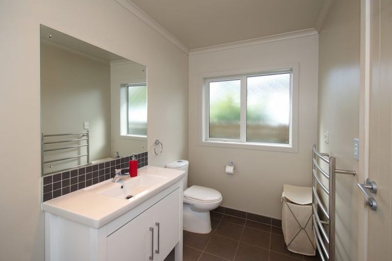 Photo of property in 15a Lyndfield Lane, Newlands, Wellington, 6037