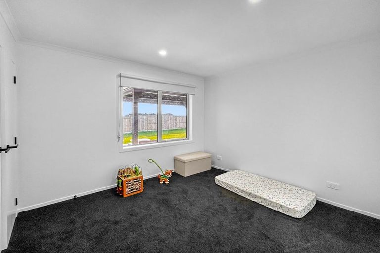Photo of property in 74 Atlantic Drive, Fitzherbert, Palmerston North, 4410