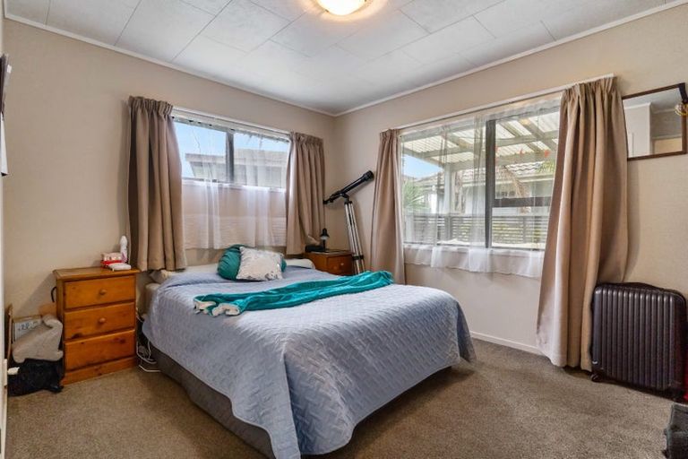 Photo of property in 2/20 Landsdale Place, Massey, Auckland, 0614