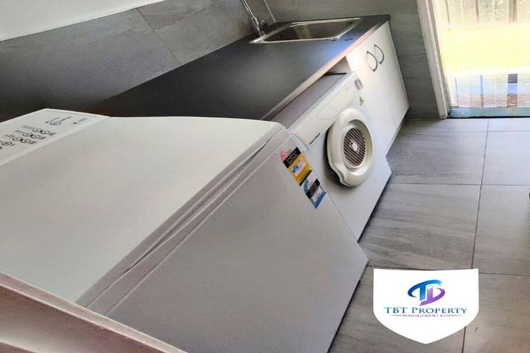 Photo of property in 18 Lipton Grove, Opaheke, Papakura, 2113