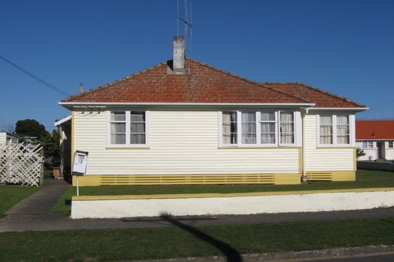 Photo of property in 13 Goldsmith Crescent, Levin, 5510