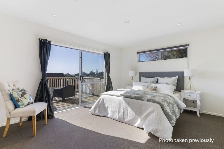 Photo of property in 8b Havana Place, Glenfield, Auckland, 0629