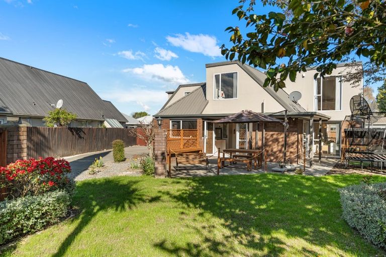 Photo of property in 31 Brockhall Lane, Avonhead, Christchurch, 8042