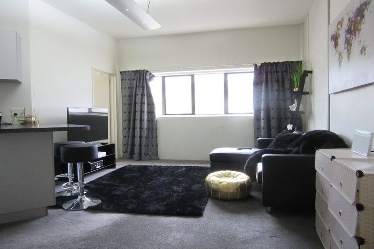 Photo of property in Endeavour Apartments, 19/125u Thorndon Quay, Pipitea, Wellington, 6011