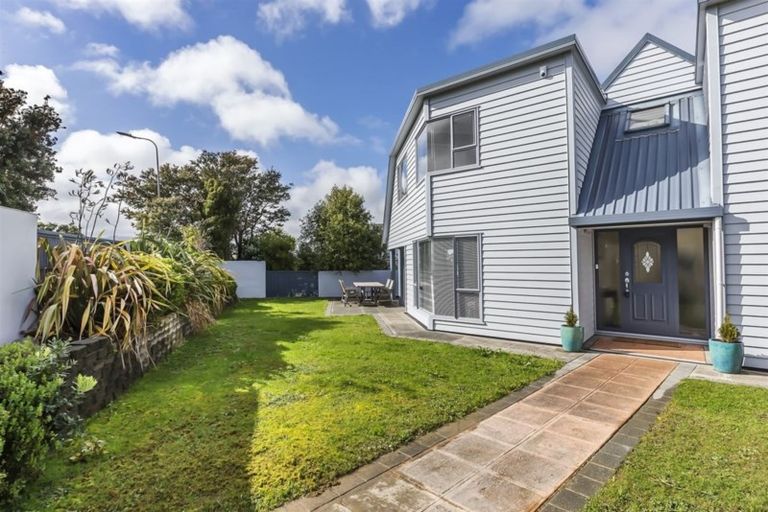 Photo of property in 40 Joseph Banks Drive, Whitby, Porirua, 5024