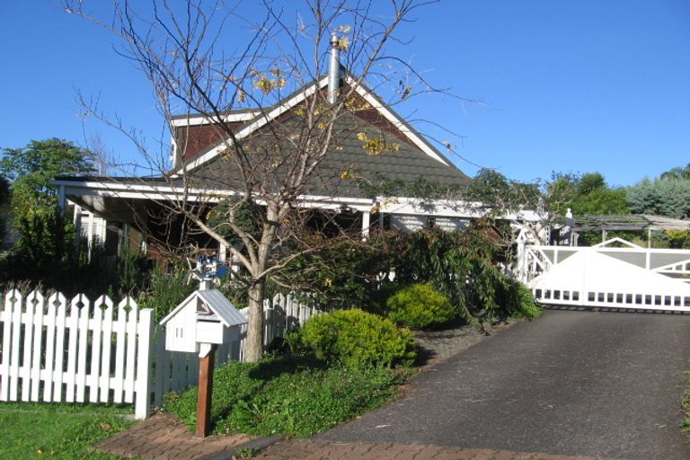 Photo of property in 11 Marguerita Place, West Harbour, Auckland, 0618