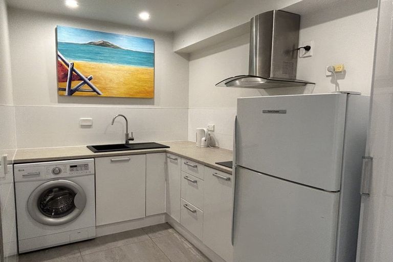 Photo of property in 3d Orchard Road, Browns Bay, Auckland, 0630