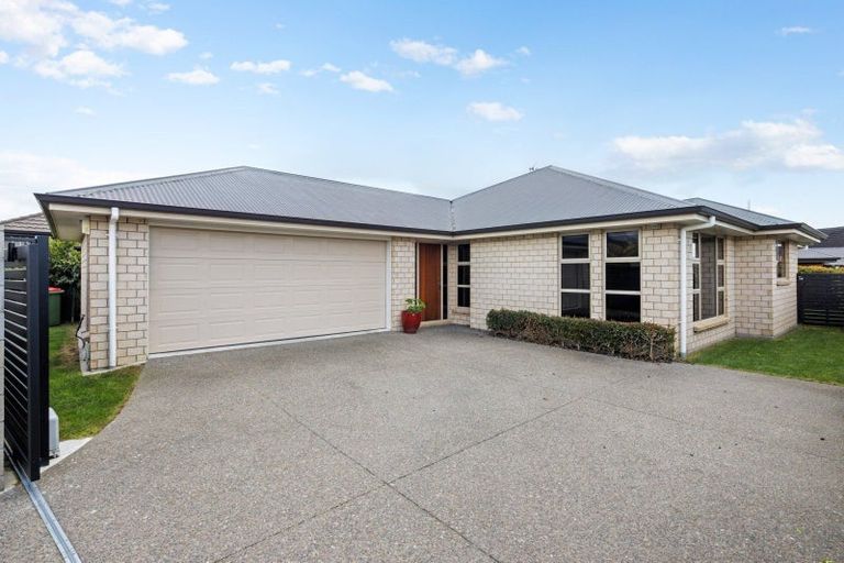 Photo of property in 18 Gibbston Close, Huntington, Hamilton, 3210