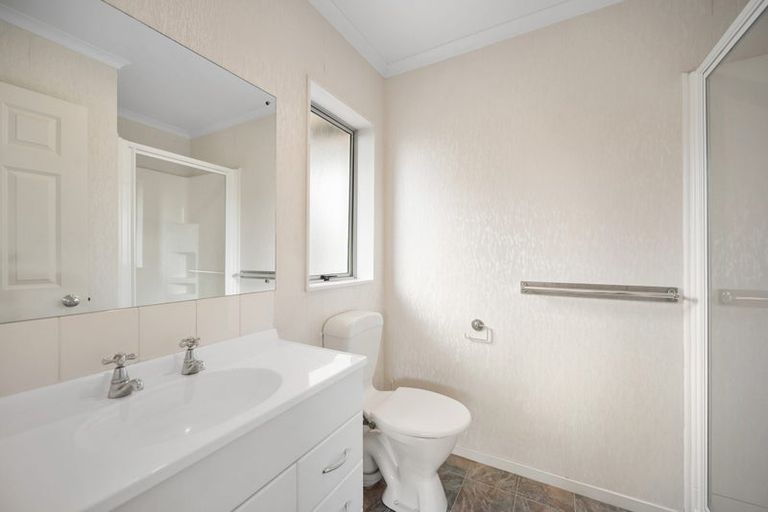 Photo of property in 6 Cabeleigh Drive, Helensville, 0800