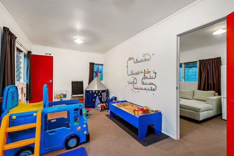 Photo of property in 25 Crompton Road, Massey, Auckland, 0614