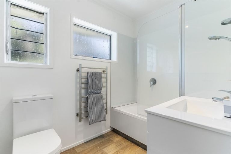 Photo of property in 2/8 Havana Place, Glenfield, Auckland, 0629