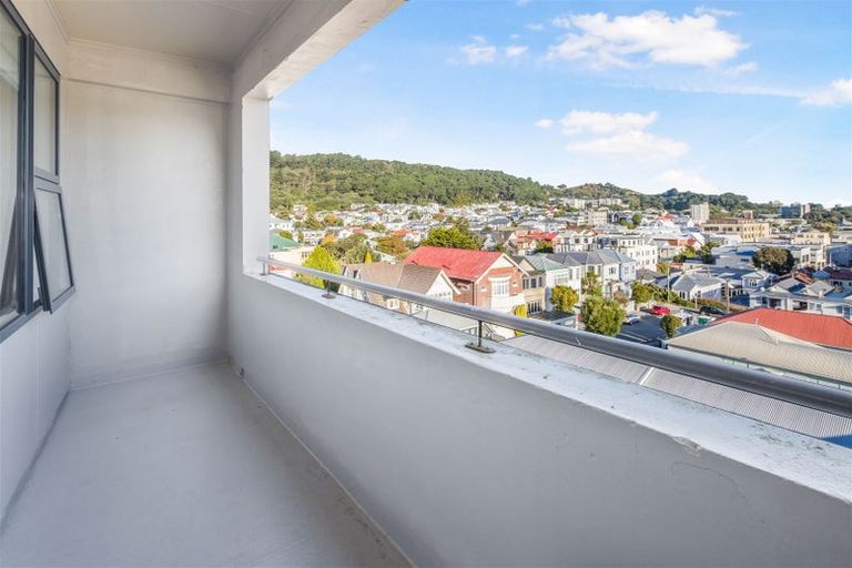 Photo of property in 17 Kent Terrace - Kent Apartments, 7b/16 Kent Terrace, Mount Victoria, Wellington, 6011