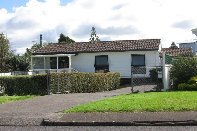 Photo of property in 2 Graham Avenue, Te Atatu Peninsula, Auckland, 0610