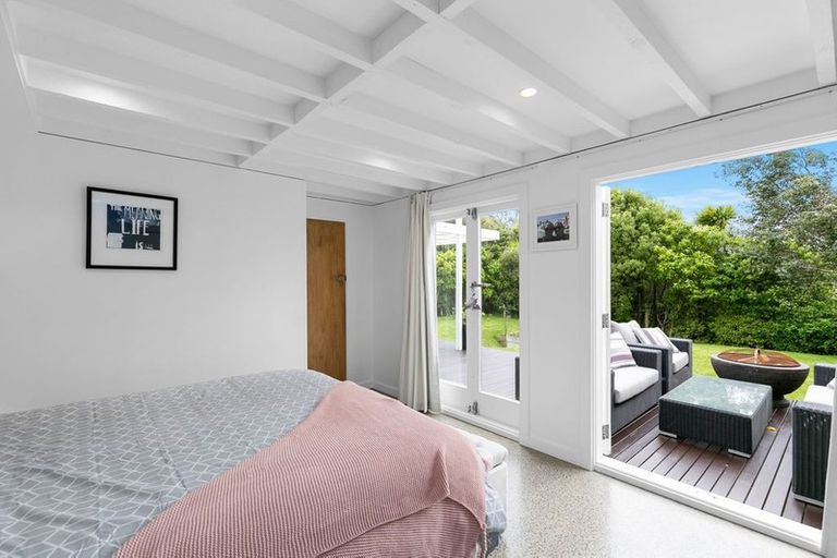 Photo of property in 1 Wakely Road, Newlands, Wellington, 6037