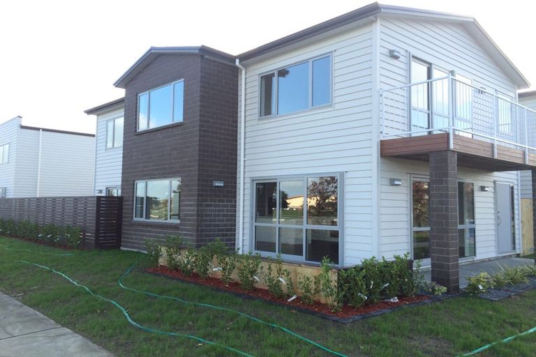 Photo of property in 2 Tarapiroe Avenue, Takanini, 2112