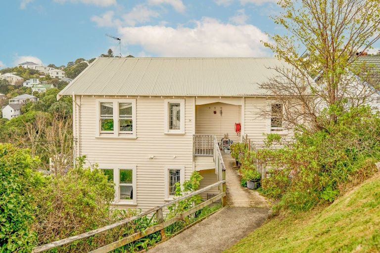 Photo of property in 24 Garden Road, Northland, Wellington, 6012