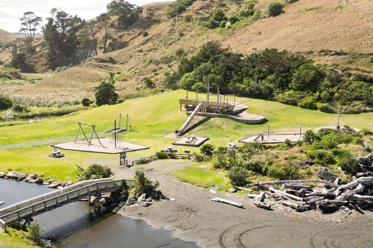 Photo of property in 35 Mowhanau Drive, Kai Iwi, Whanganui, 4574