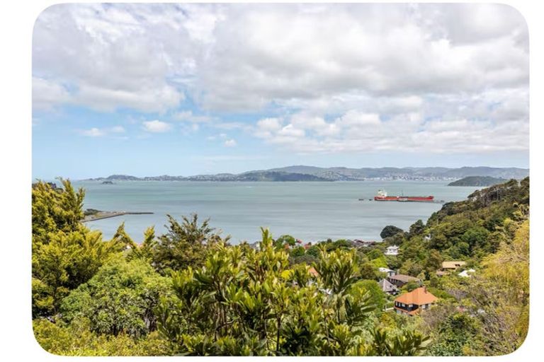 Photo of property in 5 Whiorau Grove, Lowry Bay, Lower Hutt, 5013