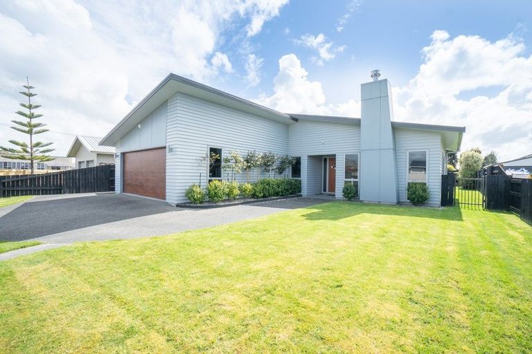 Photo of property in 3 Peppertree Glade, Kelvin Grove, Palmerston North, 4414
