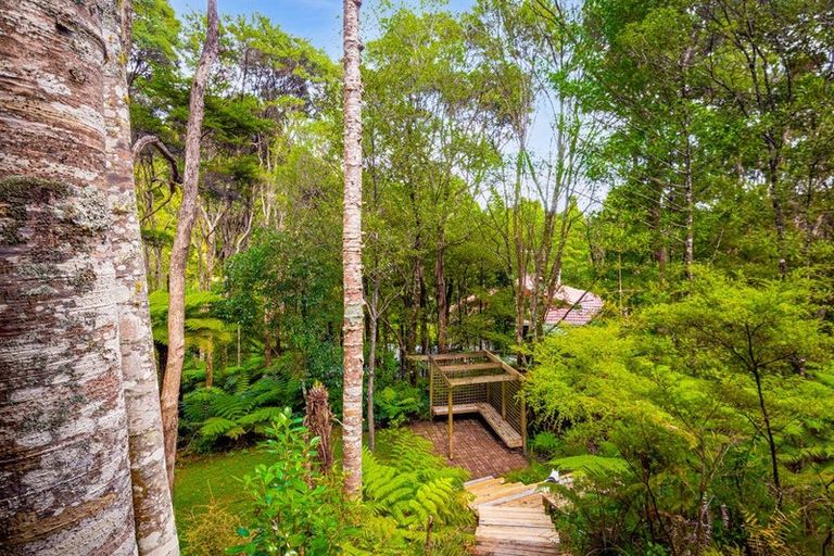 Photo of property in 15 Kaurimu Rise, Titirangi, Auckland, 0604