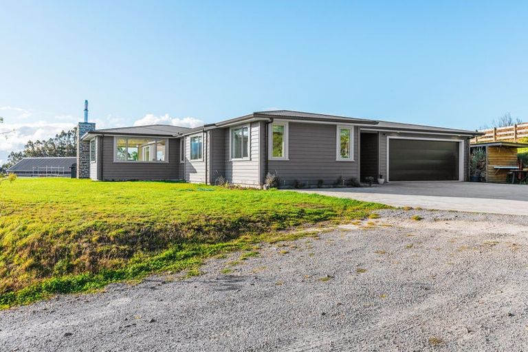 Photo of property in 5 Glendas Way, Acacia Bay, Taupo, 3385