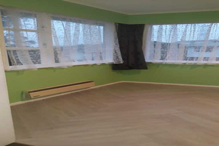 Photo of property in 5 Alder Place, Newlands, Wellington, 6037