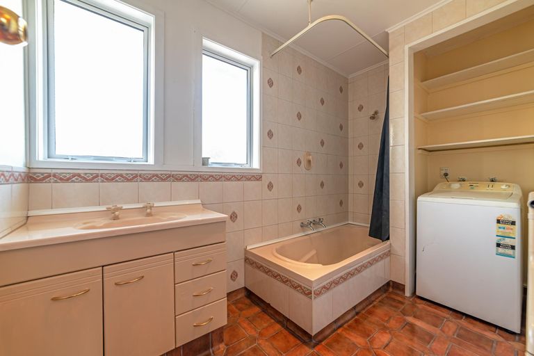 Photo of property in 18 Acacia Street, Kelvin Grove, Palmerston North, 4414