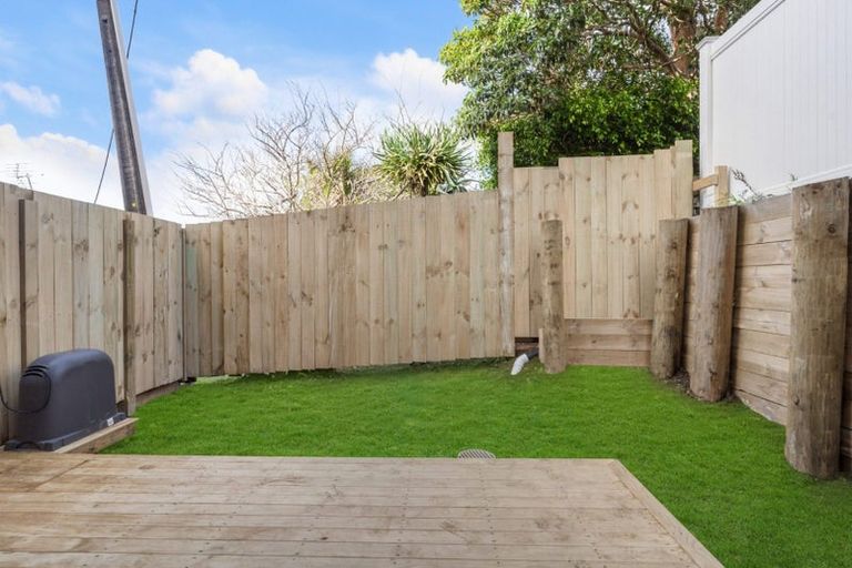 Photo of property in 1/1 Roseberry Avenue, Birkenhead, Auckland, 0626