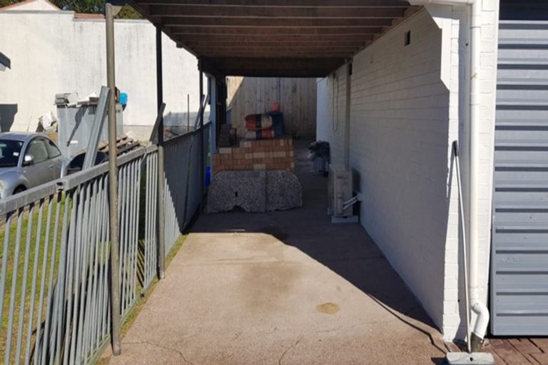 Photo of property in 31 Beaubank Road, Kelston, Auckland, 0602