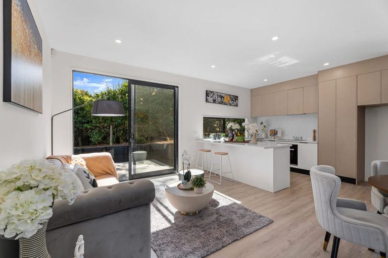 Photo of property in 2/10 Hutchinsons Road, Bucklands Beach, Auckland, 2014