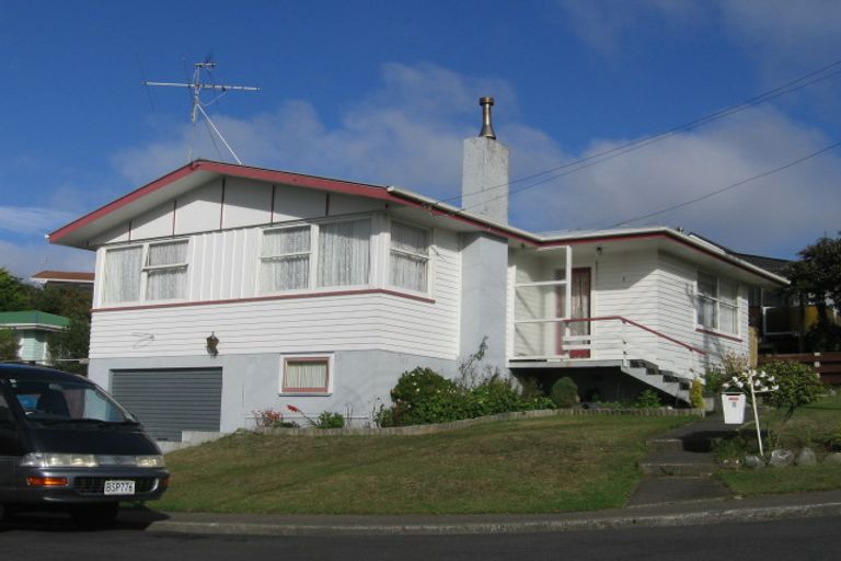 Photo of property in 1 Terrance Grove, Paparangi, Wellington, 6037