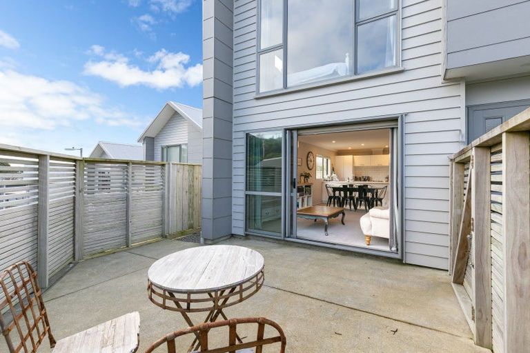 Photo of property in 2 Brindle Way, Newlands, Wellington, 6037