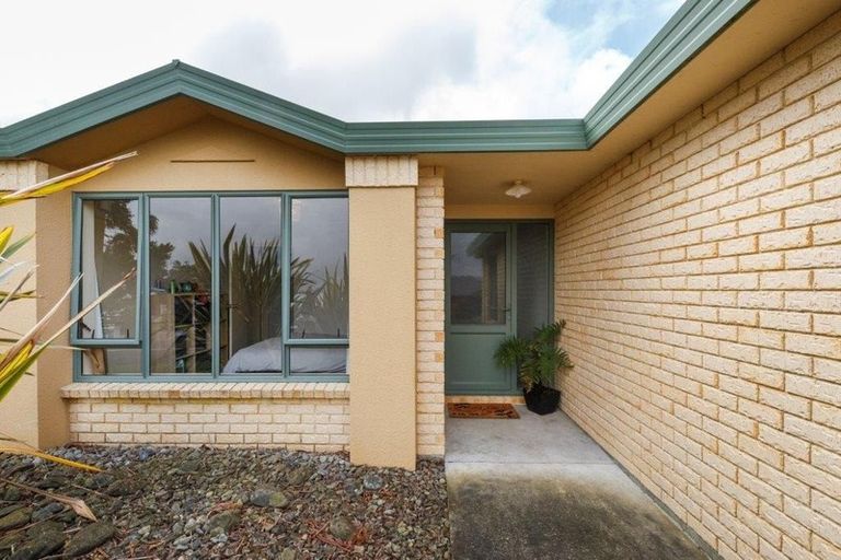 Photo of property in 3 Logan Way, Kelvin Grove, Palmerston North, 4414