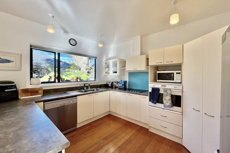 Photo of property in 6 Armstrong Avenue, Saint Martins, Christchurch, 8022