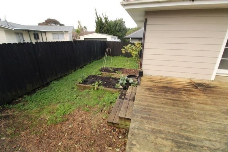 Photo of property in 12 Quincey Place, Massey, Auckland, 0614