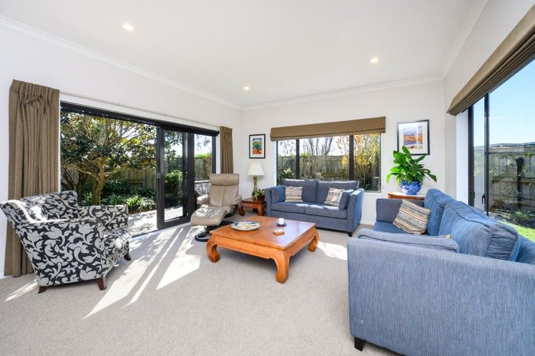 Photo of property in 48 Johnstone Drive, Fitzherbert, Palmerston North, 4410