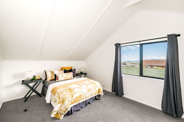 Photo of property in 10 Kakariki Grove, Waikanae, 5036