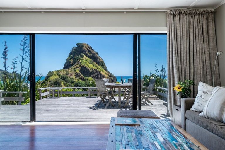 Photo of property in 20 Garden Road, Piha, New Lynn, 0772