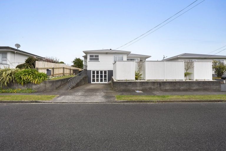 Photo of property in 3 Blenheim Place, Vogeltown, New Plymouth, 4310