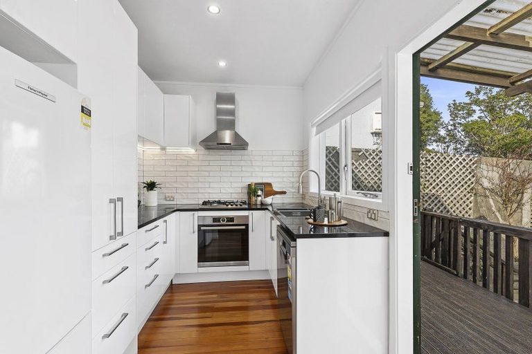 Photo of property in 142 The Ridgeway, Mornington, Wellington, 6021