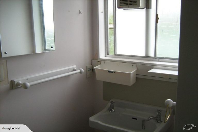 Photo of property in 8a Longcroft Terrace, Newlands, Wellington, 6037