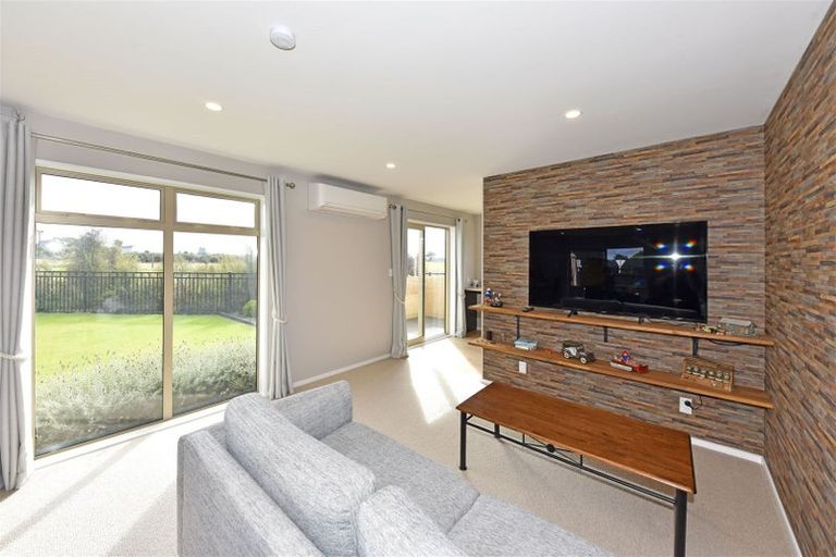 Photo of property in 18 Kahukura Road, Broomfield, Christchurch, 8042