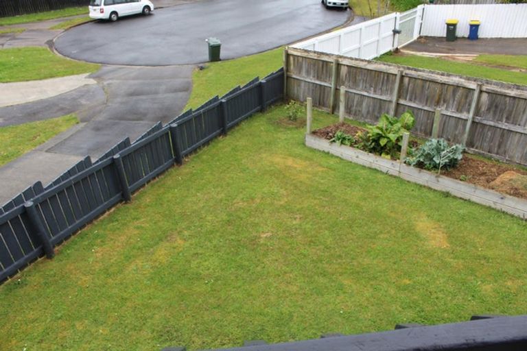 Photo of property in 8 Louise Place, West Harbour, Auckland, 0618