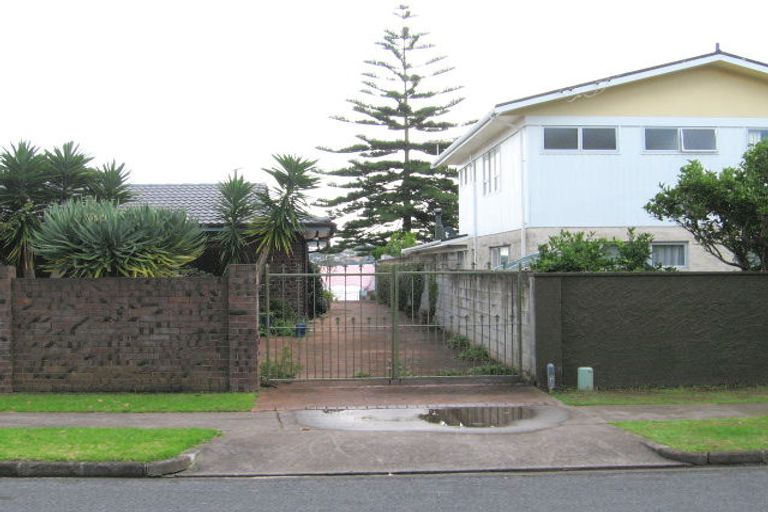 Photo of property in 2a Musick Point Road, Bucklands Beach, Auckland, 2012