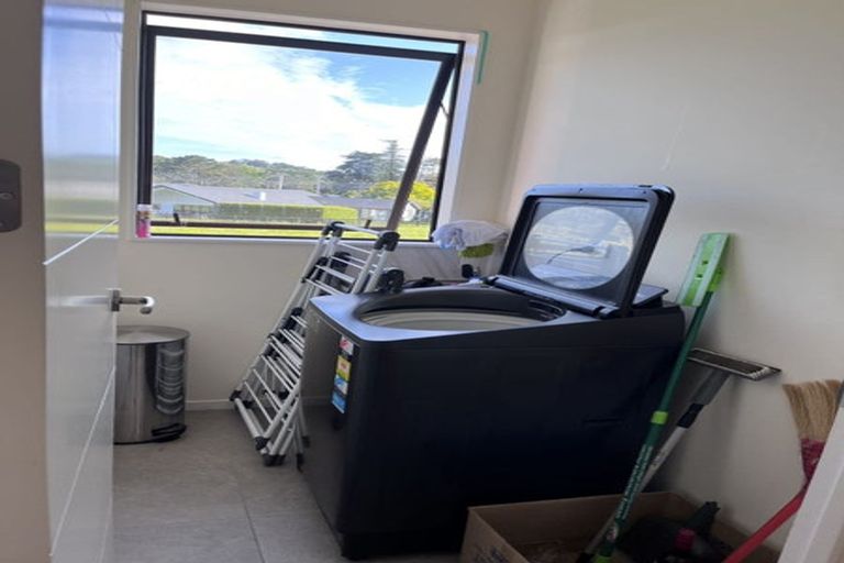 Photo of property in 12 Te Awa Place, Red Beach, 0932