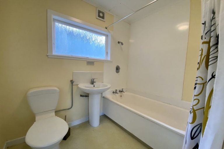 Photo of property in 2/123 Makara Road, Karori, Wellington, 6012