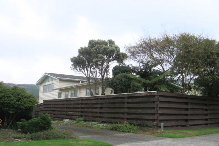Photo of property in 100 Taylor Terrace, Tawa, Wellington, 5028