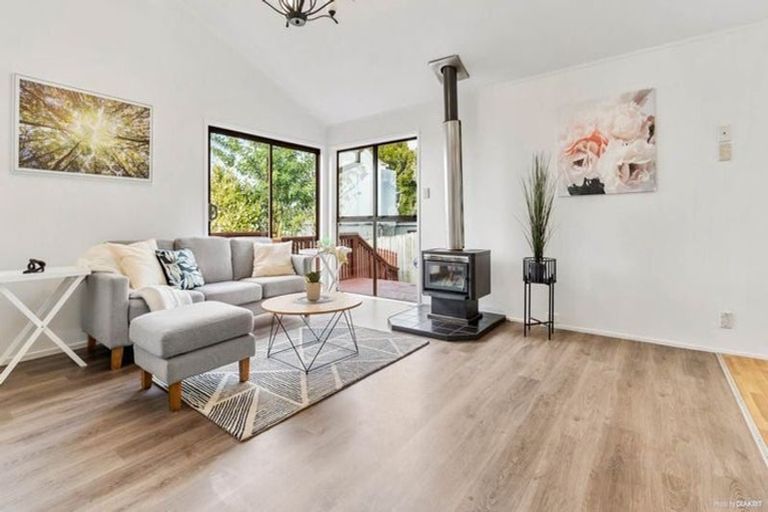 Photo of property in 2/74 Ayton Drive, Totara Vale, Auckland, 0629