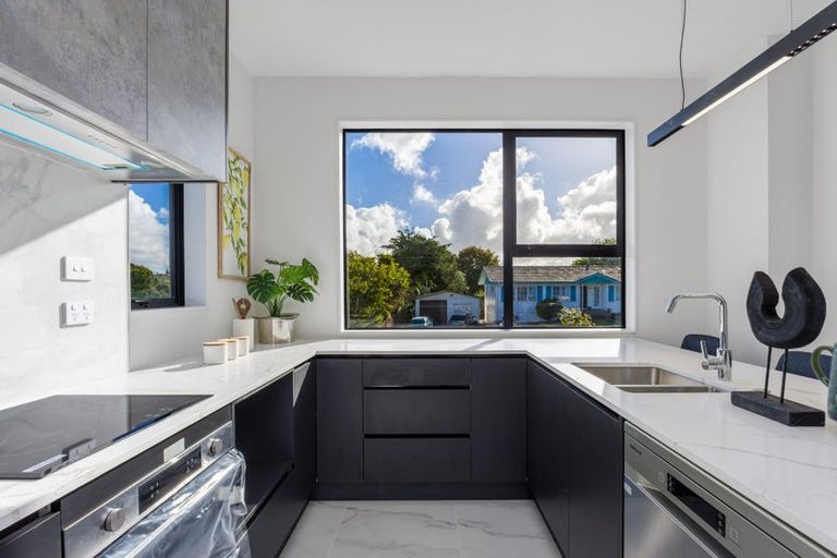 Photo of property in 19 Cedar Heights Avenue, Massey, Auckland, 0614